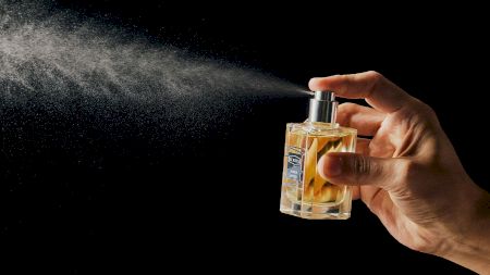 Cum trebuie folosit parfumul pentru ca acesta să reziste cât mai mult. Aplicarea lui incorectă poate provoca boli de piele