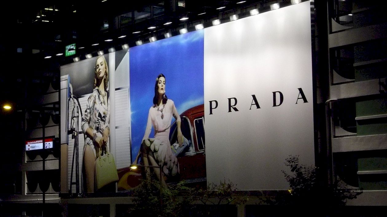 Brandul de lux Prada deschide o nouă fabrică în România și caută angajați! Ce salarii oferă renumita companie