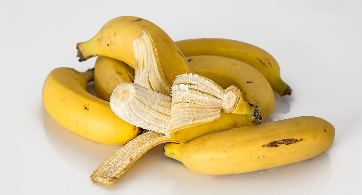 Nu mai arunca niciodată cojile de banană! Așază-le în cuptor lângă friptură! Efectul va fi magic. Ce alte beneficii neștiute mai au