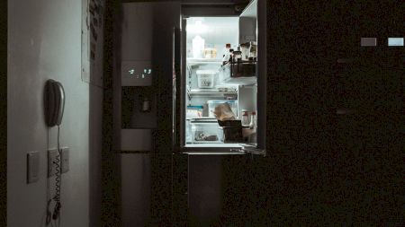 Nu ține frigiderul în acest loc din bucătărie! Consumă curent electric dublu, iar factura ta la energie crește considerabil