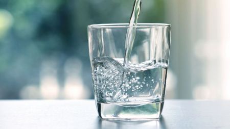 Bea două pahare cu apă imediat ce te trezești dimineața! Efectele miraculoase pe care le vei simți în organism. Medicul Ștefan Voicu dă detalii