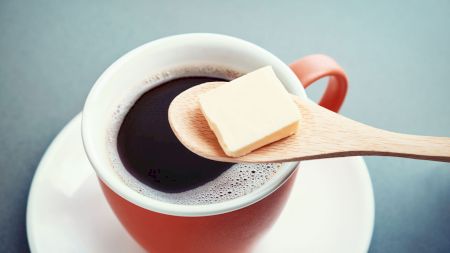 Adaugă neapărat o linguriță de unt în cafeaua de dimineață! Efectul magic pe care îl vei simți în tot organismul imediat