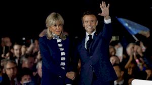 De ce se teme Emmanuel Macron că un alt bărbat ar putea să i-o fure pe Brigitte, deși ea are 69 de ani și el 44
